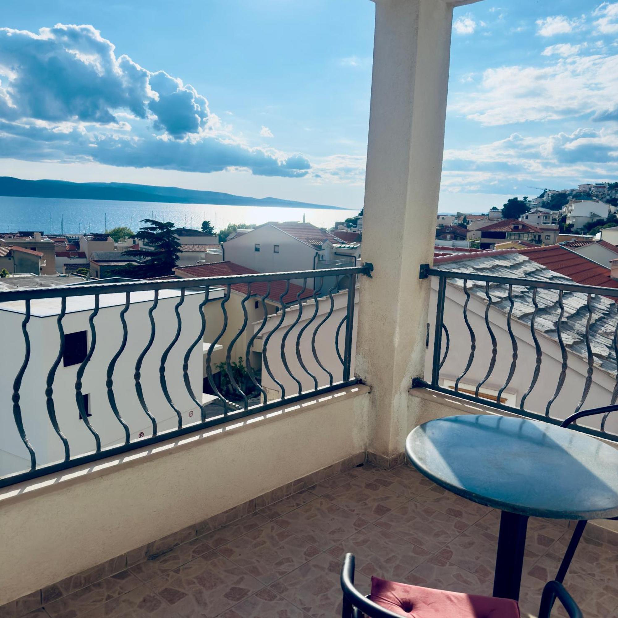 Apartments Larus Baska Voda Ruang foto